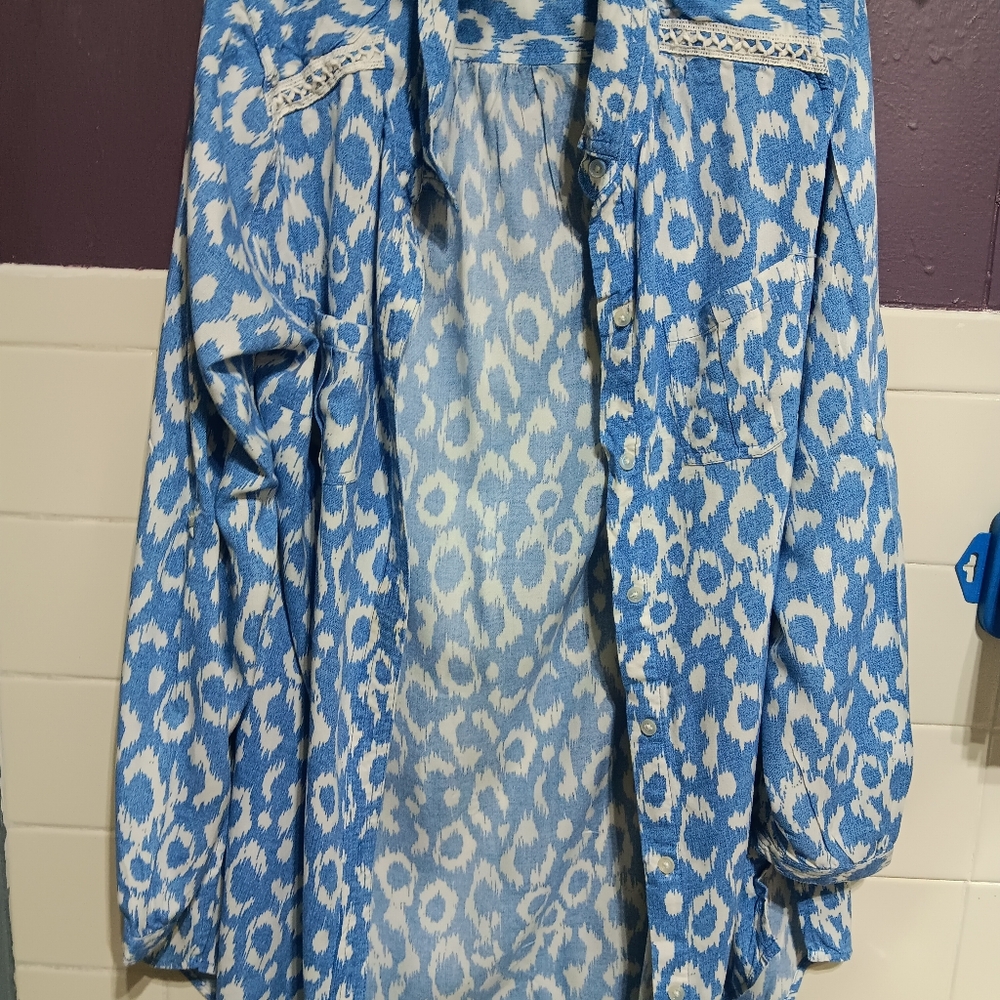 Weekend White blue spotted medium ladies shirt. Blouse.